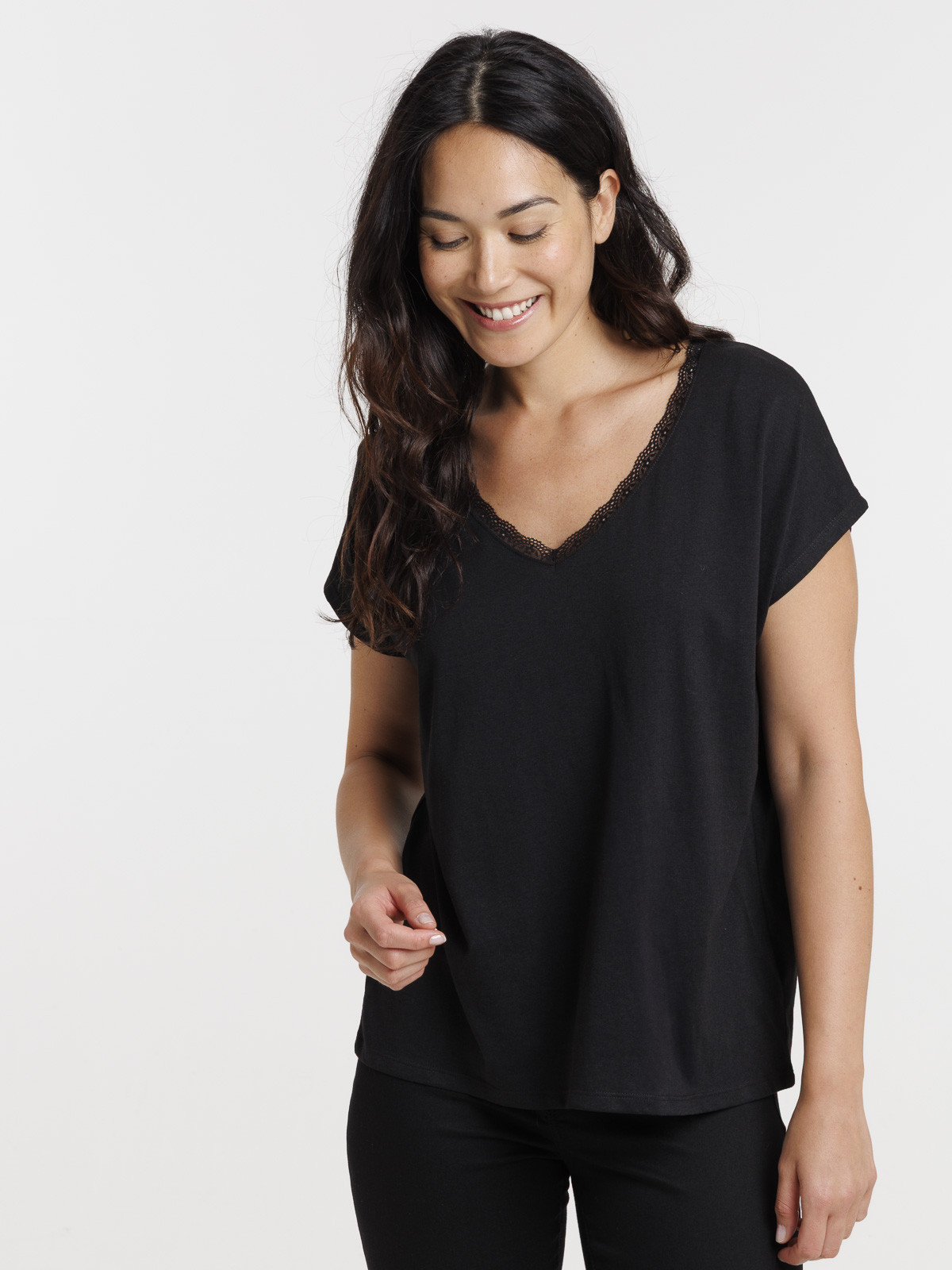 Tee-shirt noir col V dentelle femme