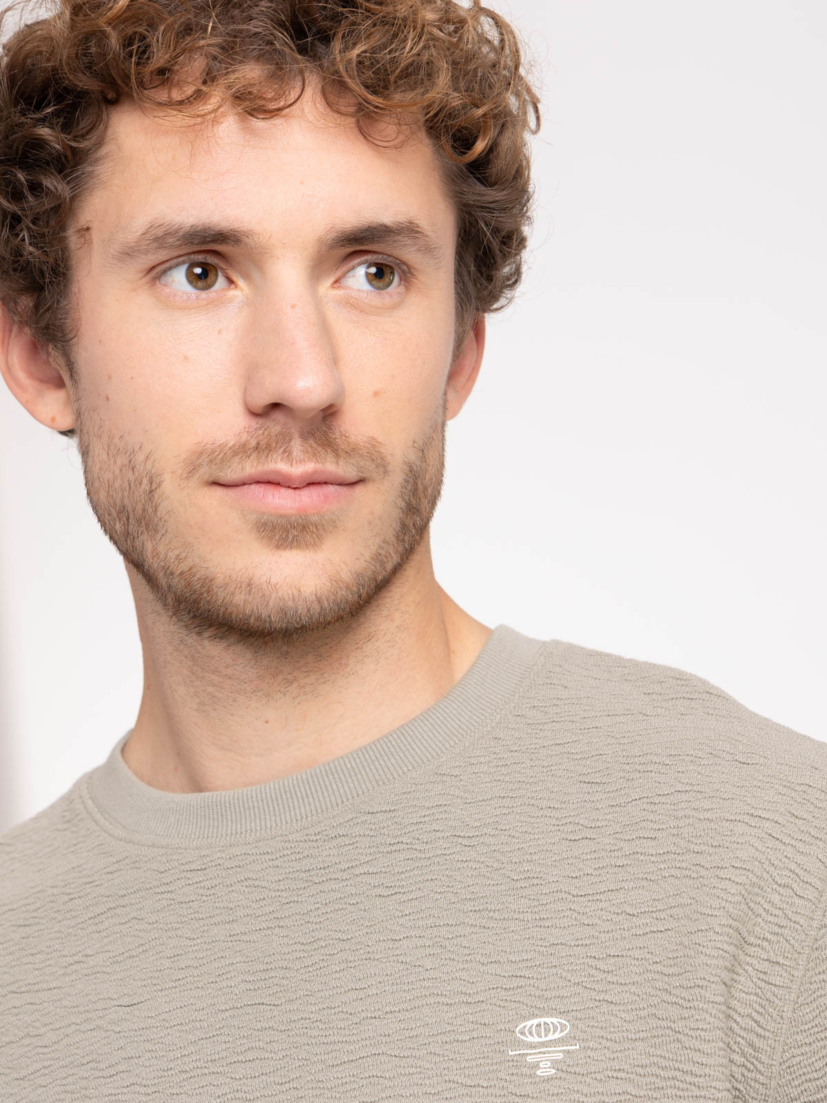 Sweat uni motif poitrine homme Sweat uni motif poitrine homme