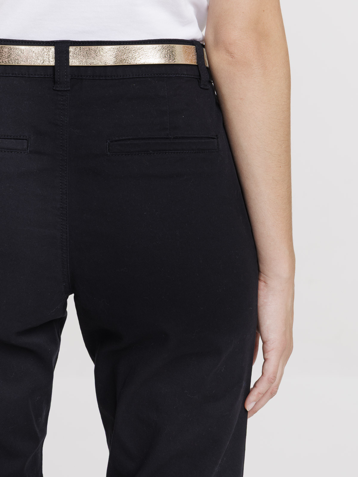 Pantalon chino noir ceinturé femme Pantalon chino noir ceinturé femme