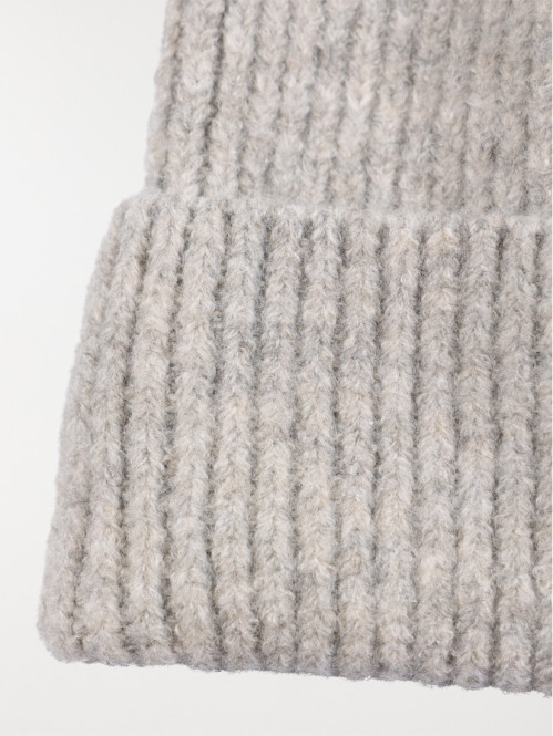 Bonnet en tricot gris clair...