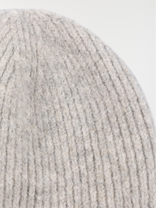 Bonnet en tricot gris clair...
