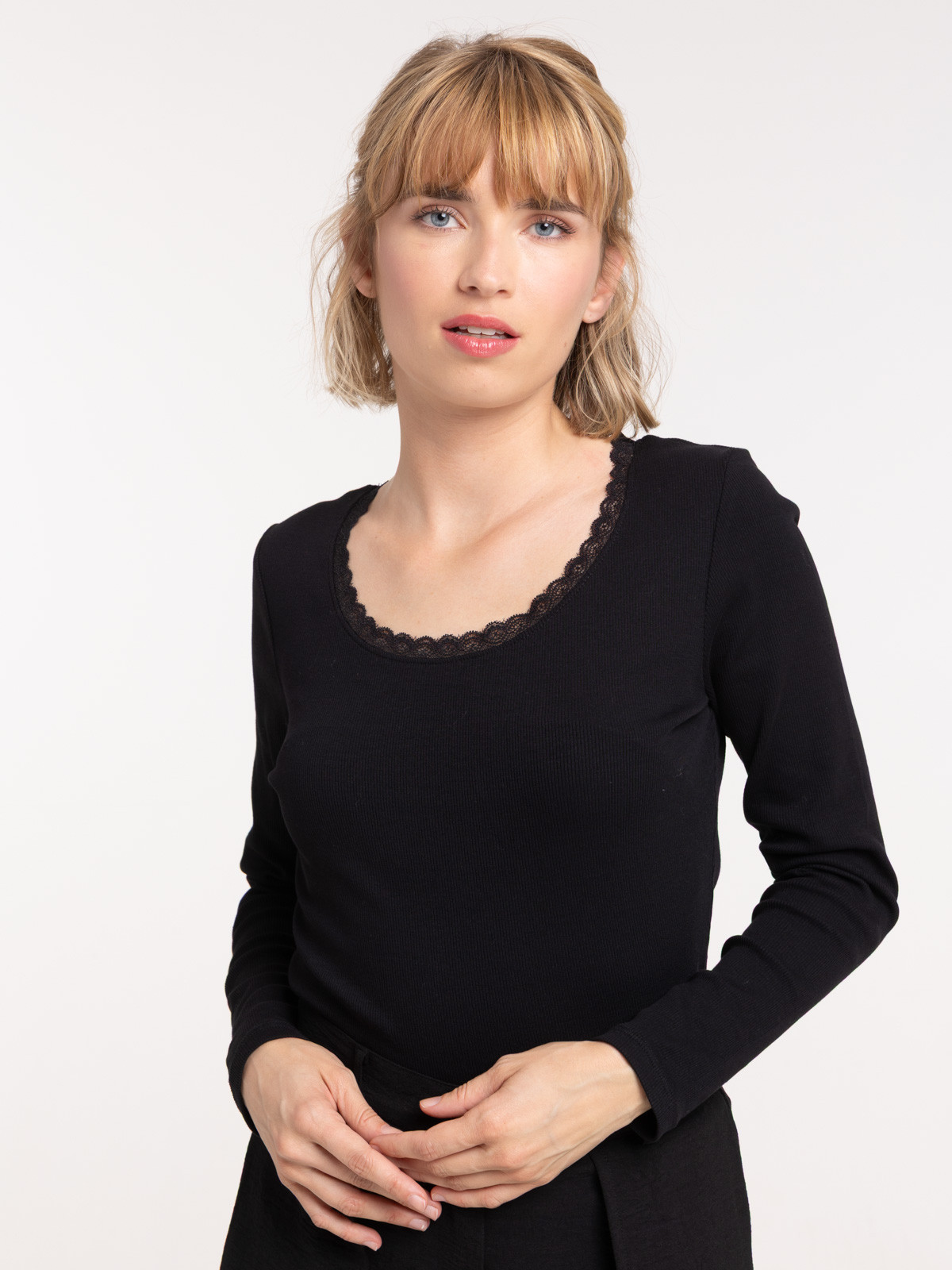 T-shirt noir col rond dentelle femme T-shirt noir col rond dentelle femme