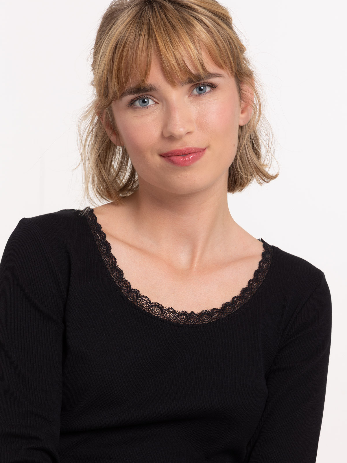 T-shirt noir col rond dentelle femme T-shirt noir col rond dentelle femme