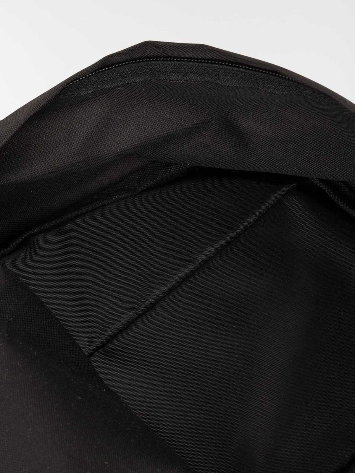 Sac à dos noir poche avant zippé Sac à dos noir poche avant zippé