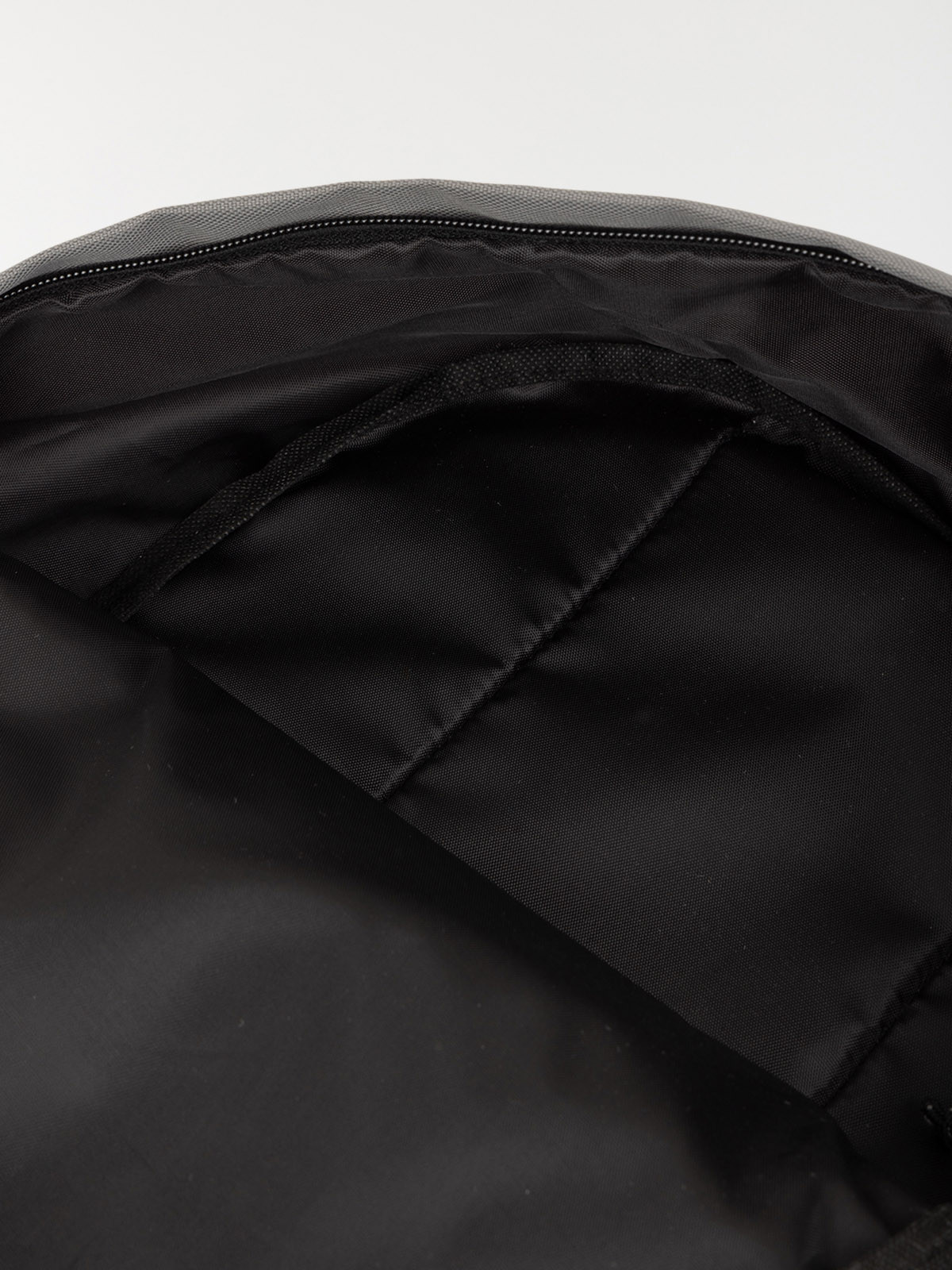 Sac à dos gris poche avant zippée Sac à dos gris poche avant zippée