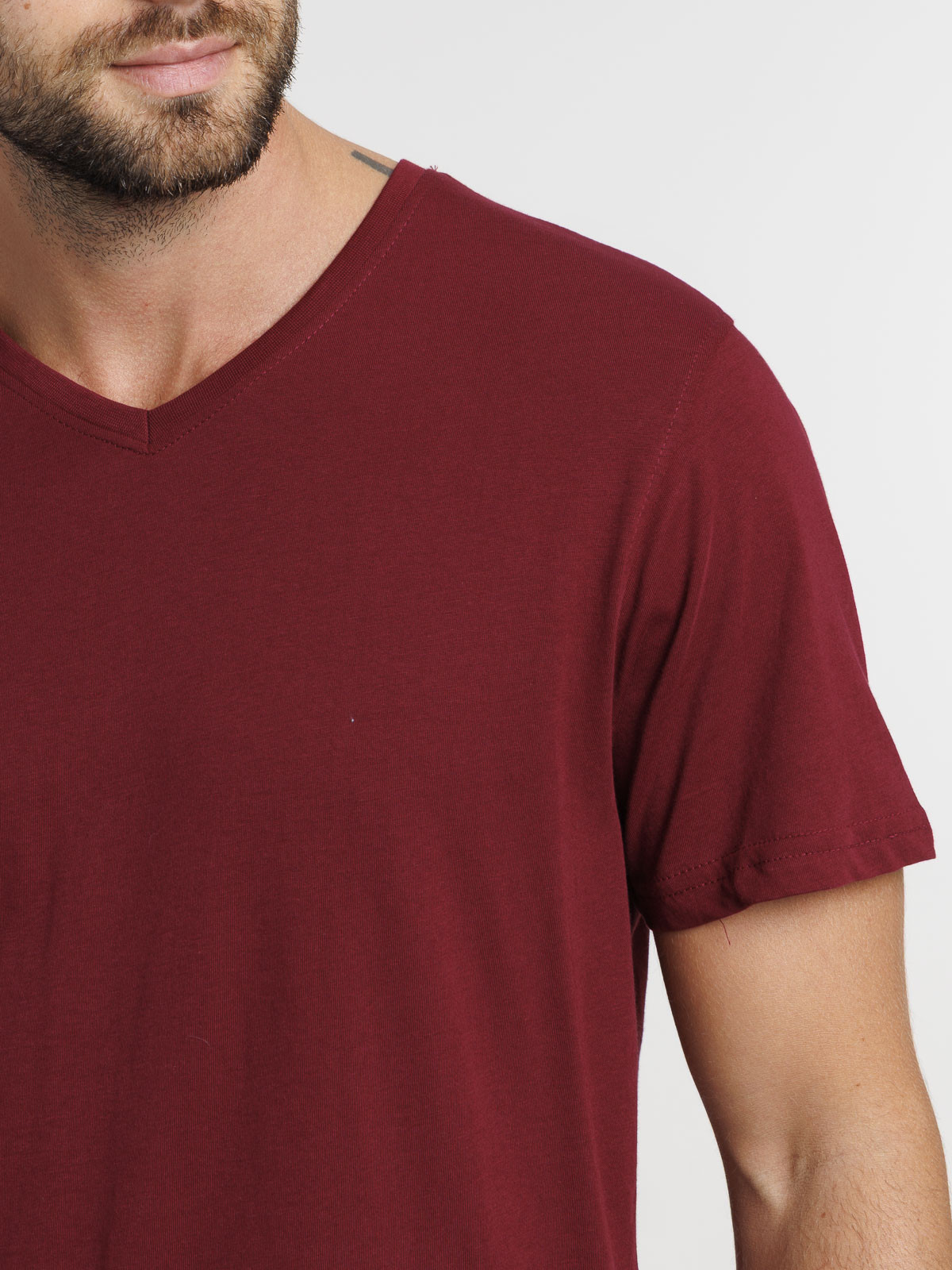 T-shirt col V pourpre homme