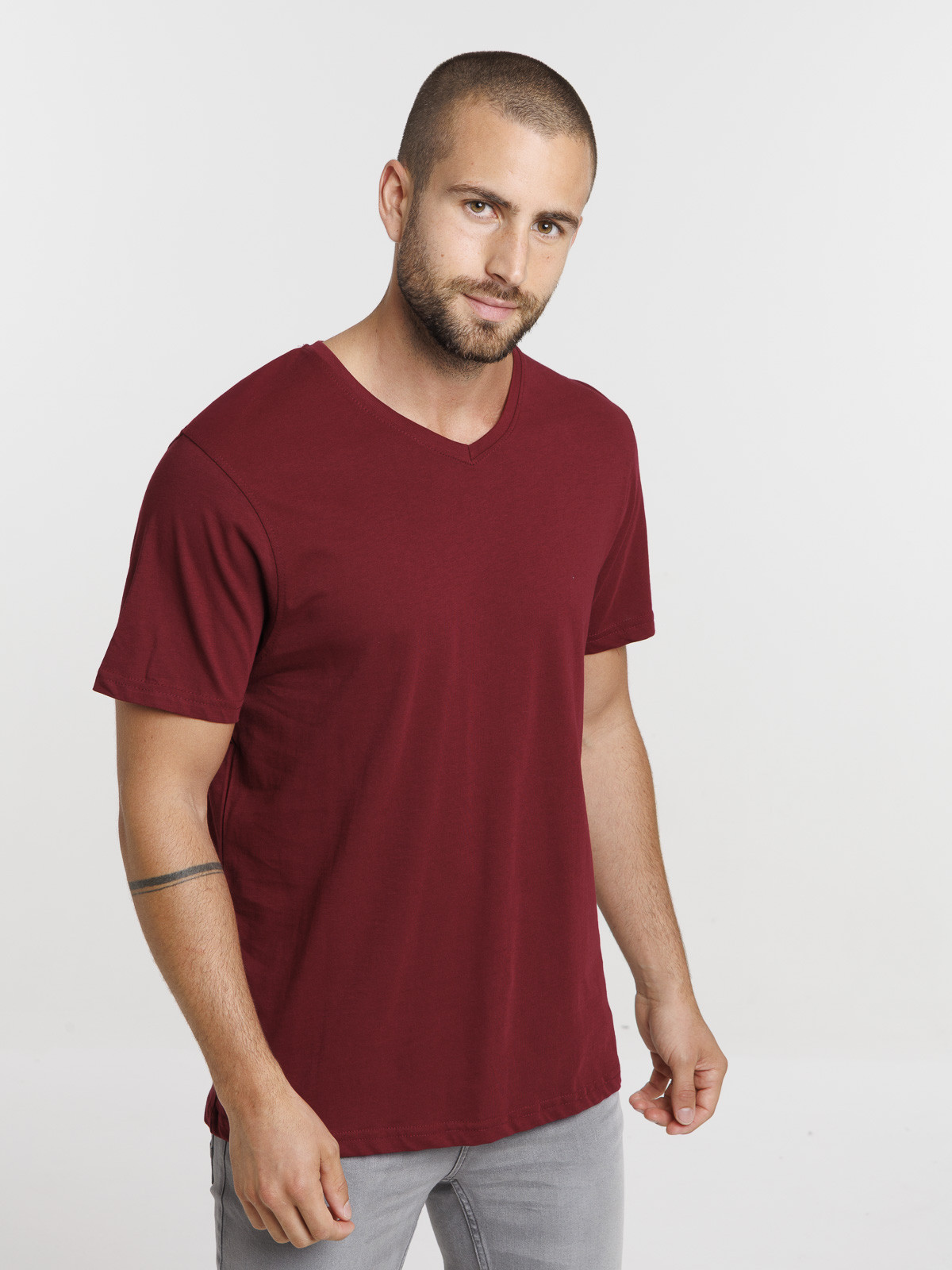 T-shirt col V pourpre homme