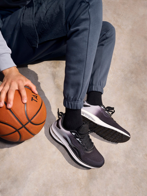 Baskets de sport à lacets...