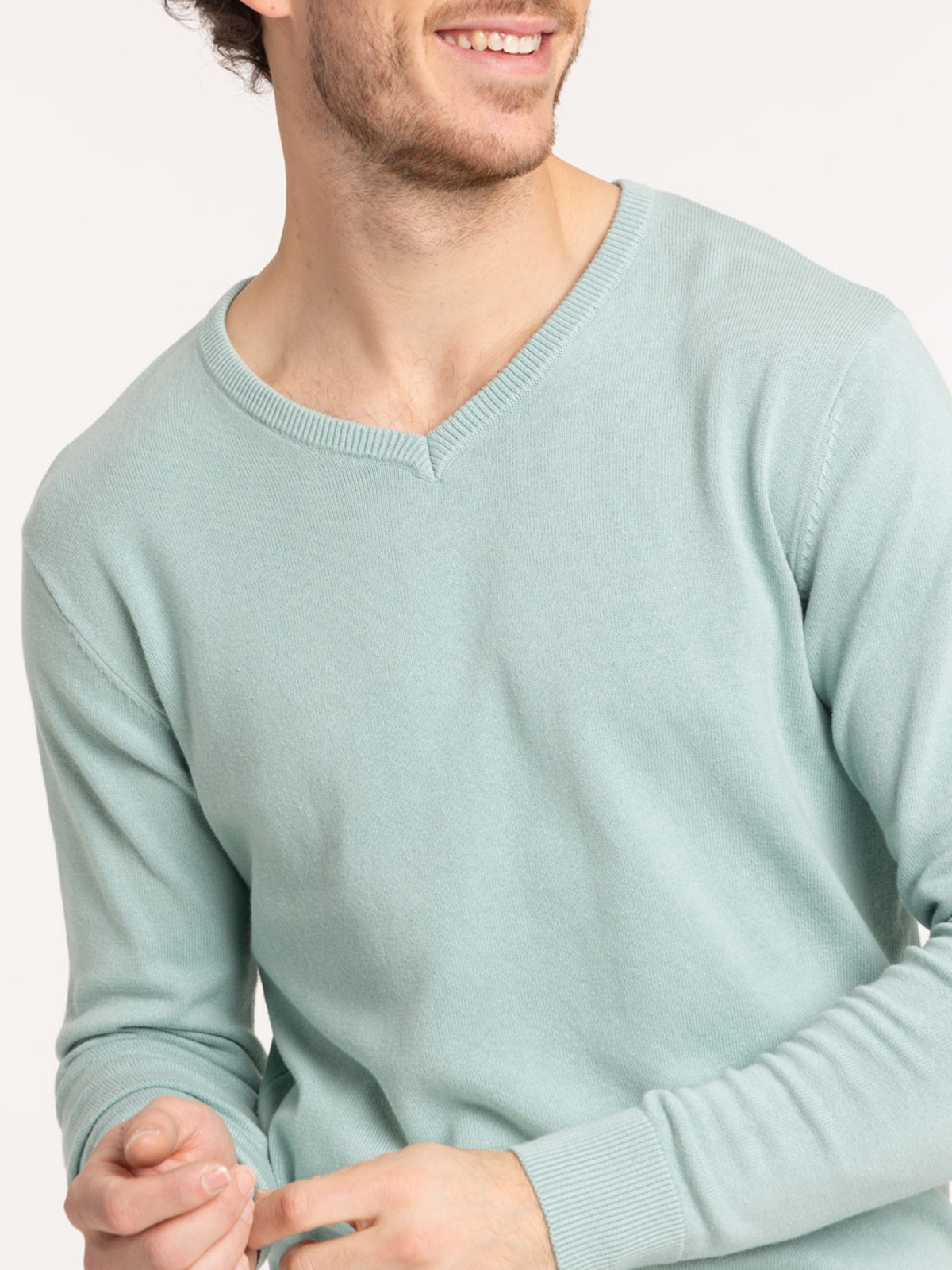 Pull col V bleu amande homme