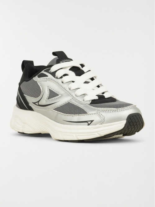 Basket de sport argentée...