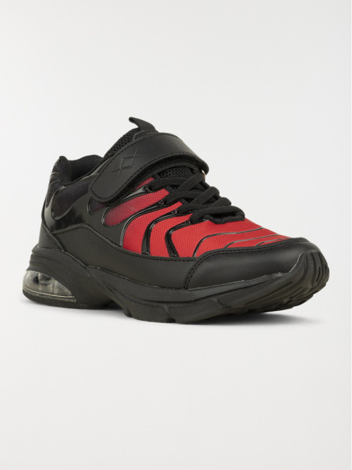 Baskets de sport rouges...