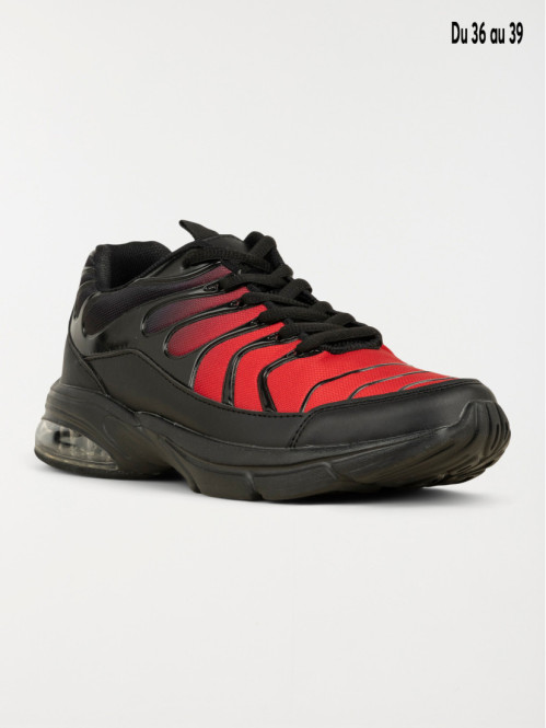 Baskets de sport rouges...