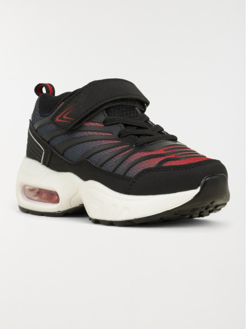 Baskets de sport rouges...