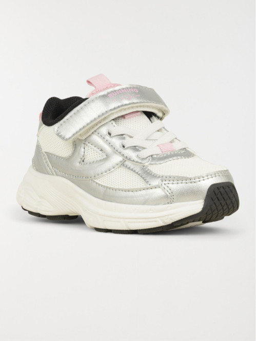Baskets de sport argentée...