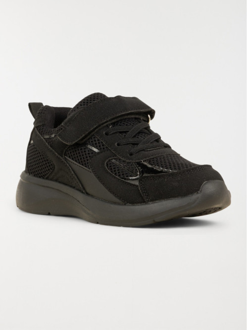 Baskets de sport noires...