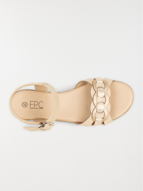 Sandales à brides tressées...