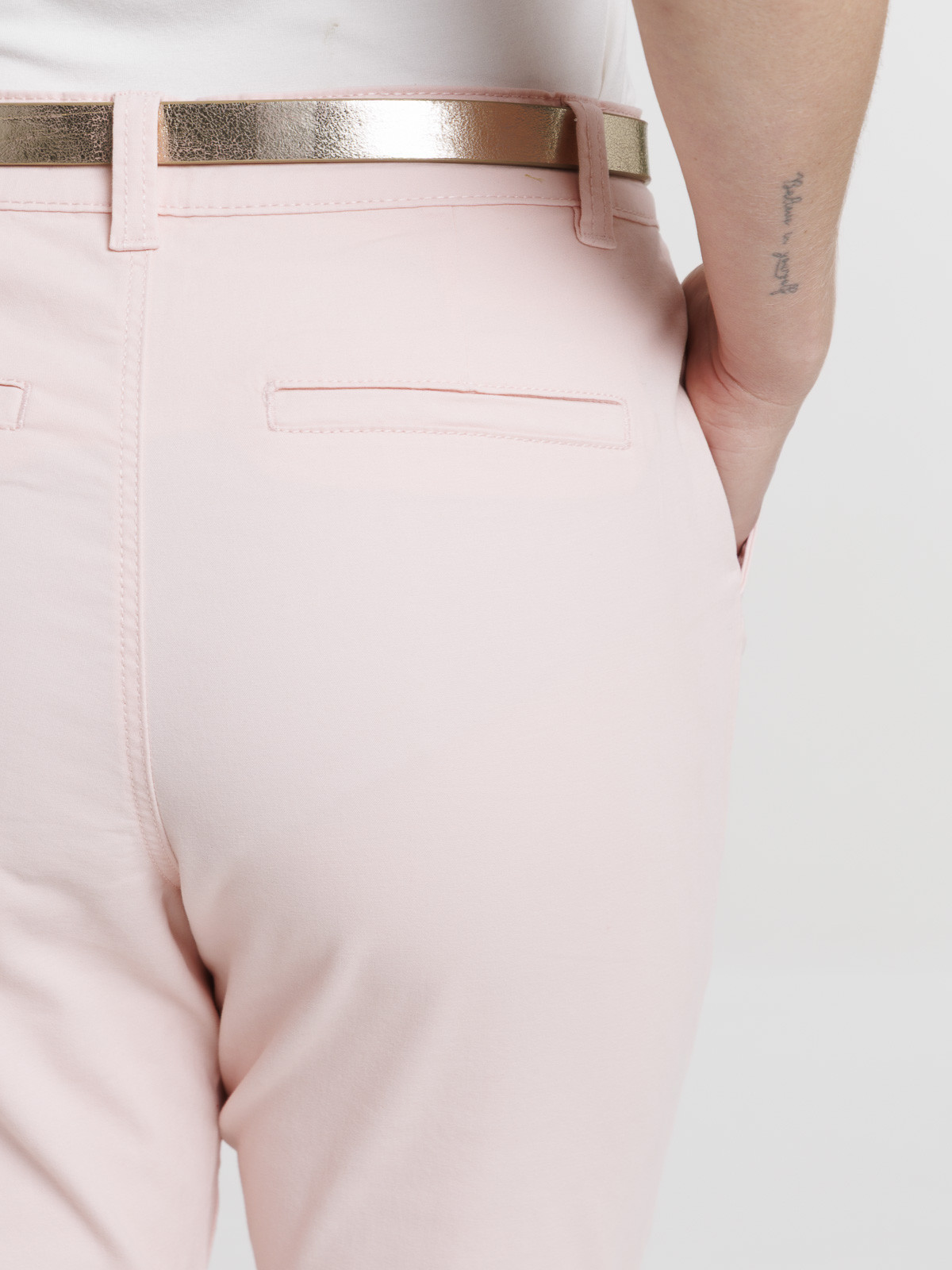 Pantalon chino femme ceinture dorée Pantalon chino femme ceinture dorée