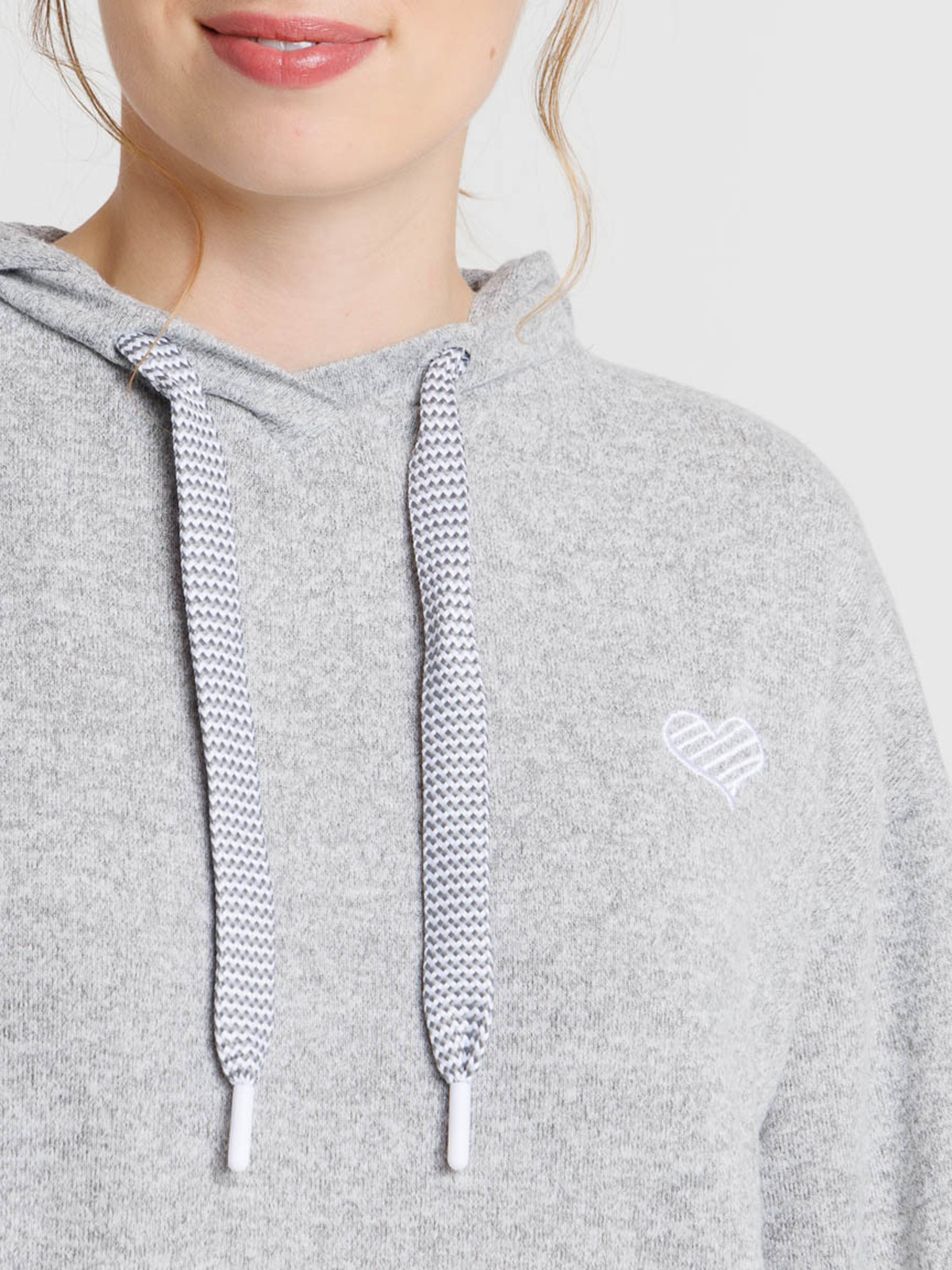 Sweat capuche coeur brodé femme Sweat capuche coeur brodé femme