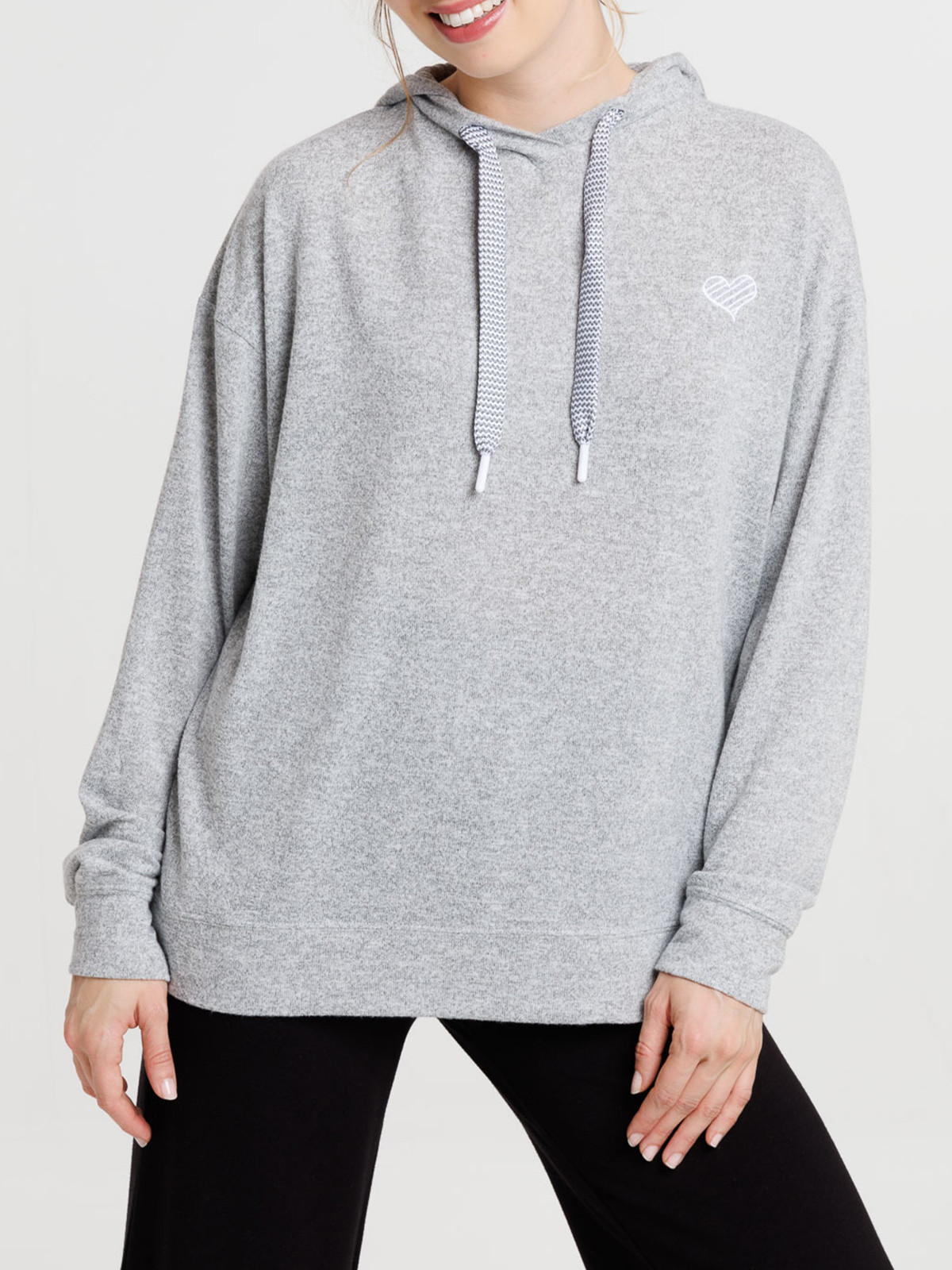 Sweat capuche coeur brodé femme Sweat capuche coeur brodé femme