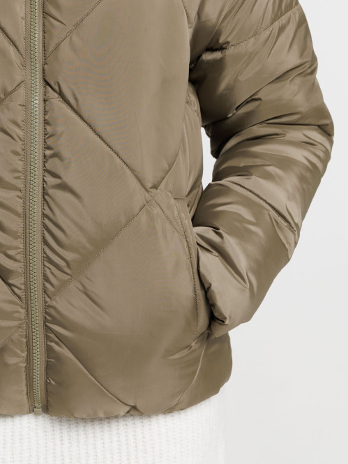 Doudoune courte à capuche...