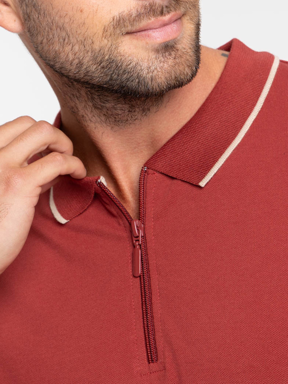 Polo zippé homme coloris rougie Polo zippé homme coloris rougie