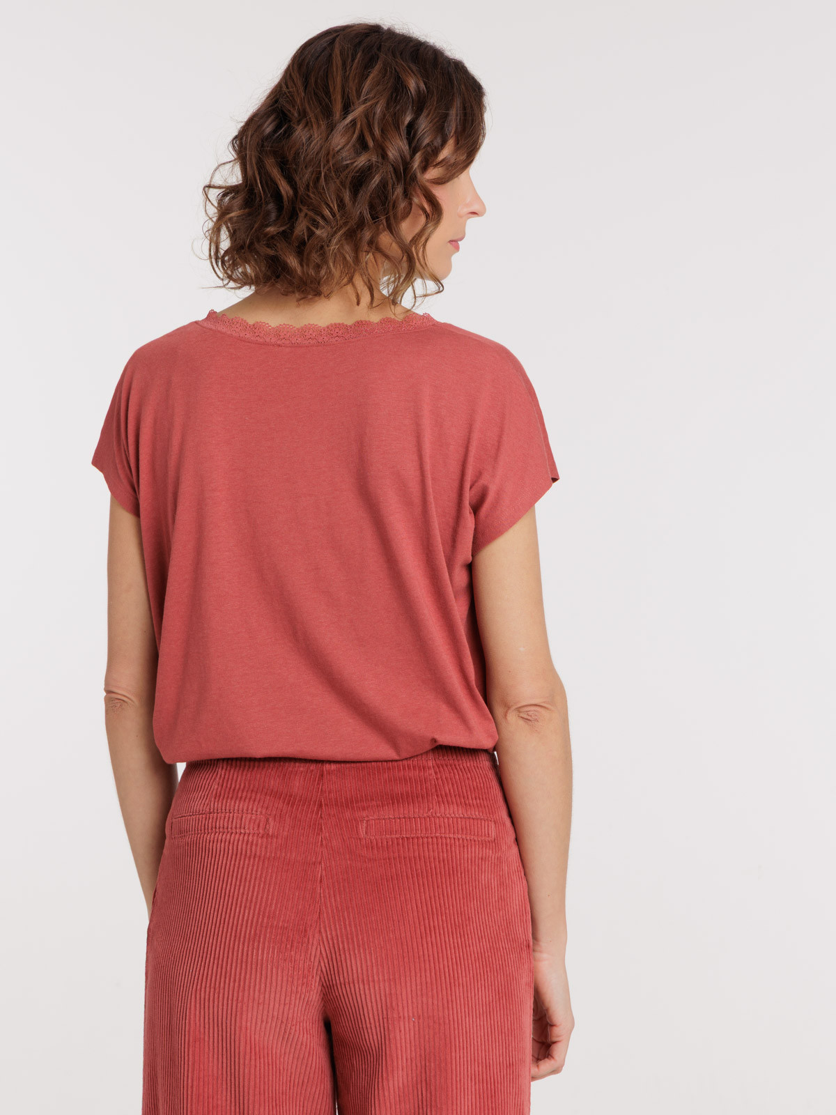 Tee-shirt col V dentelle marsala femme