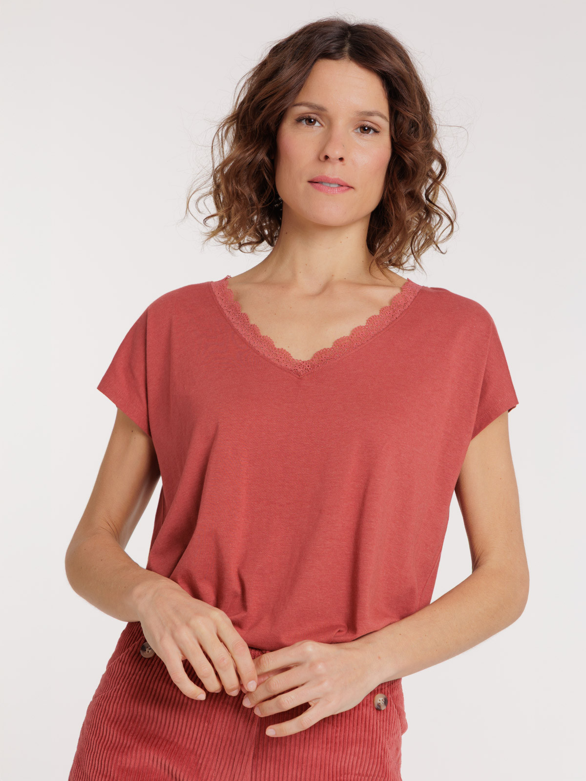 Tee-shirt col V dentelle marsala femme