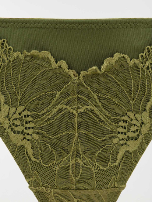 String en dentelle chive...