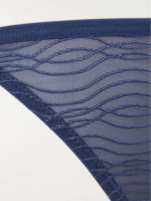 String en dentelle outremer...