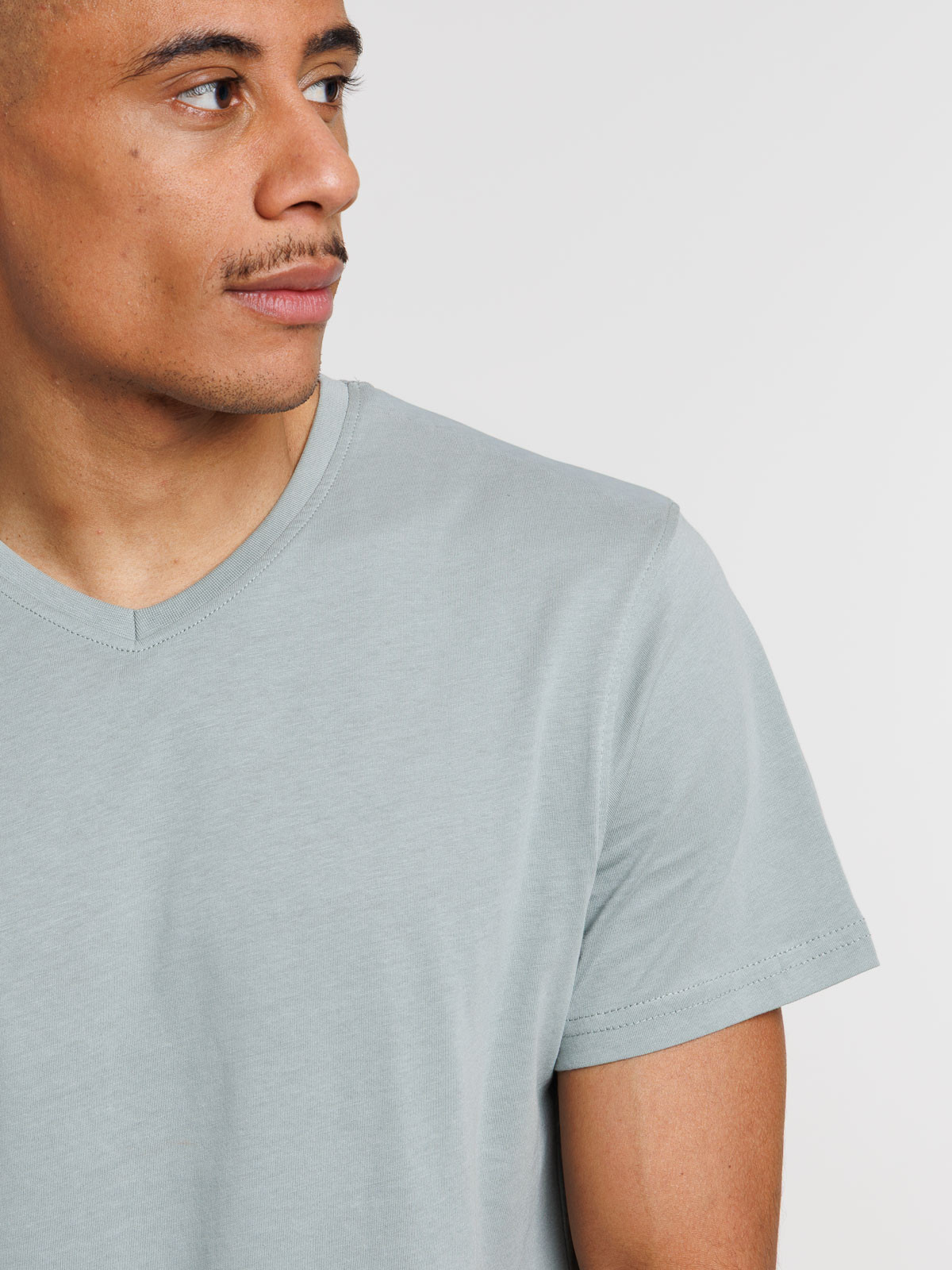 T-shirt col V uni homme