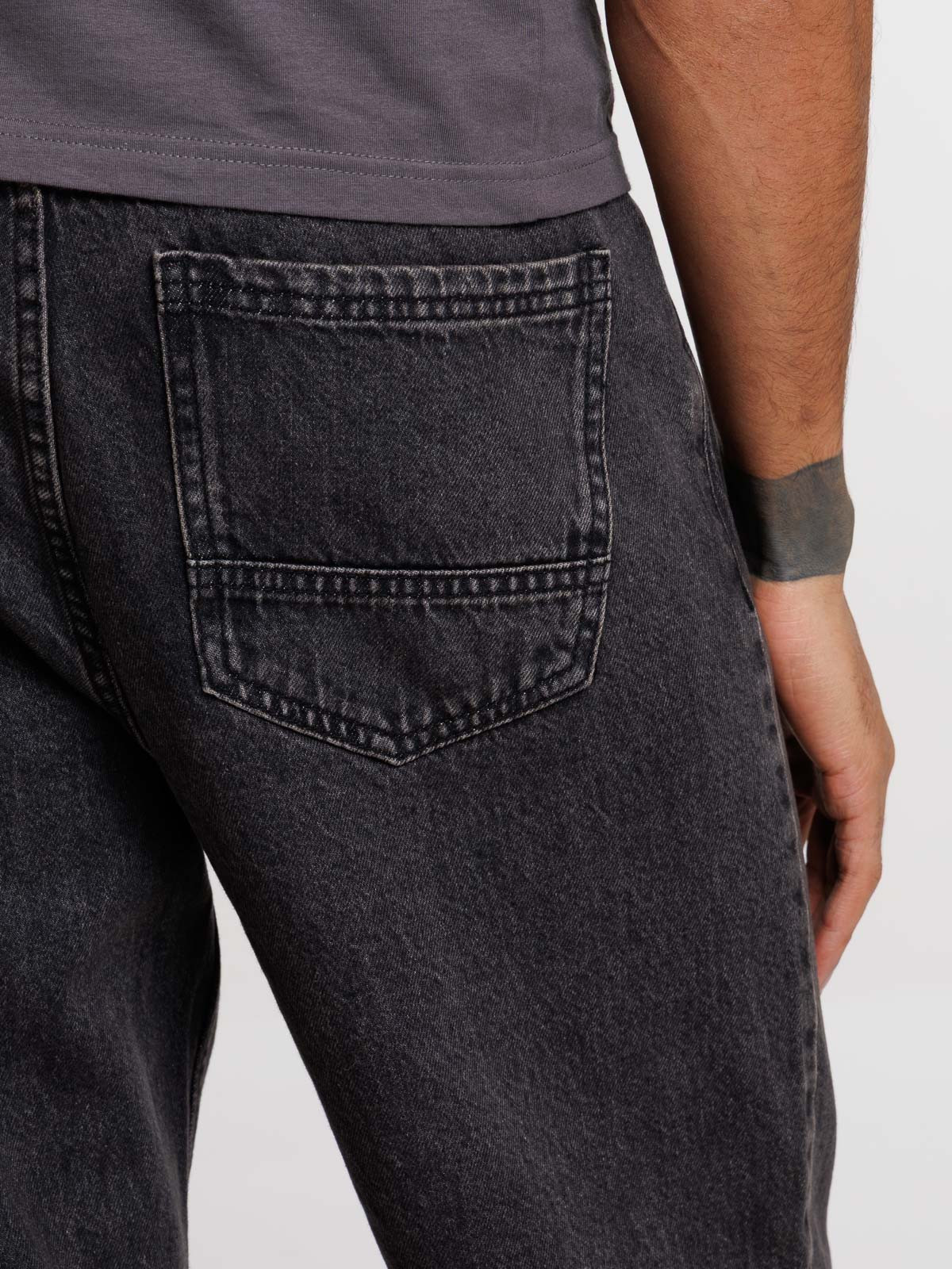 Jean loose noir lavé homme