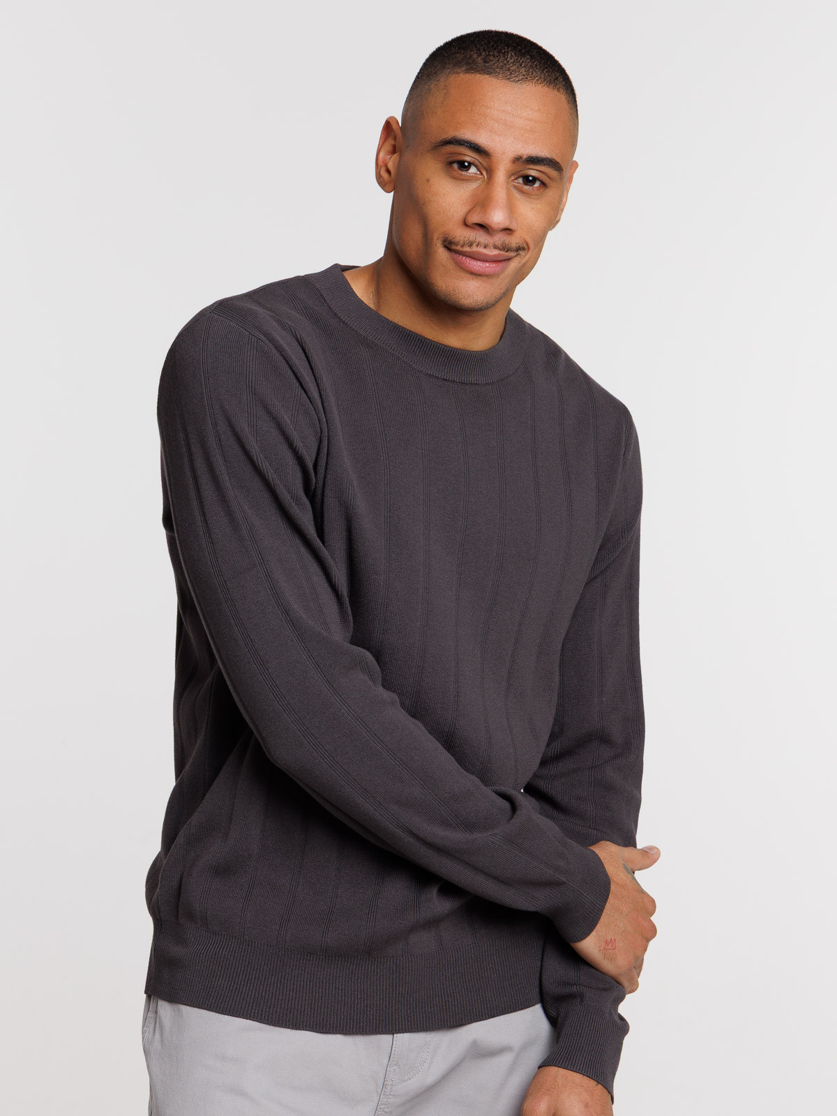 Pull fin col rond homme