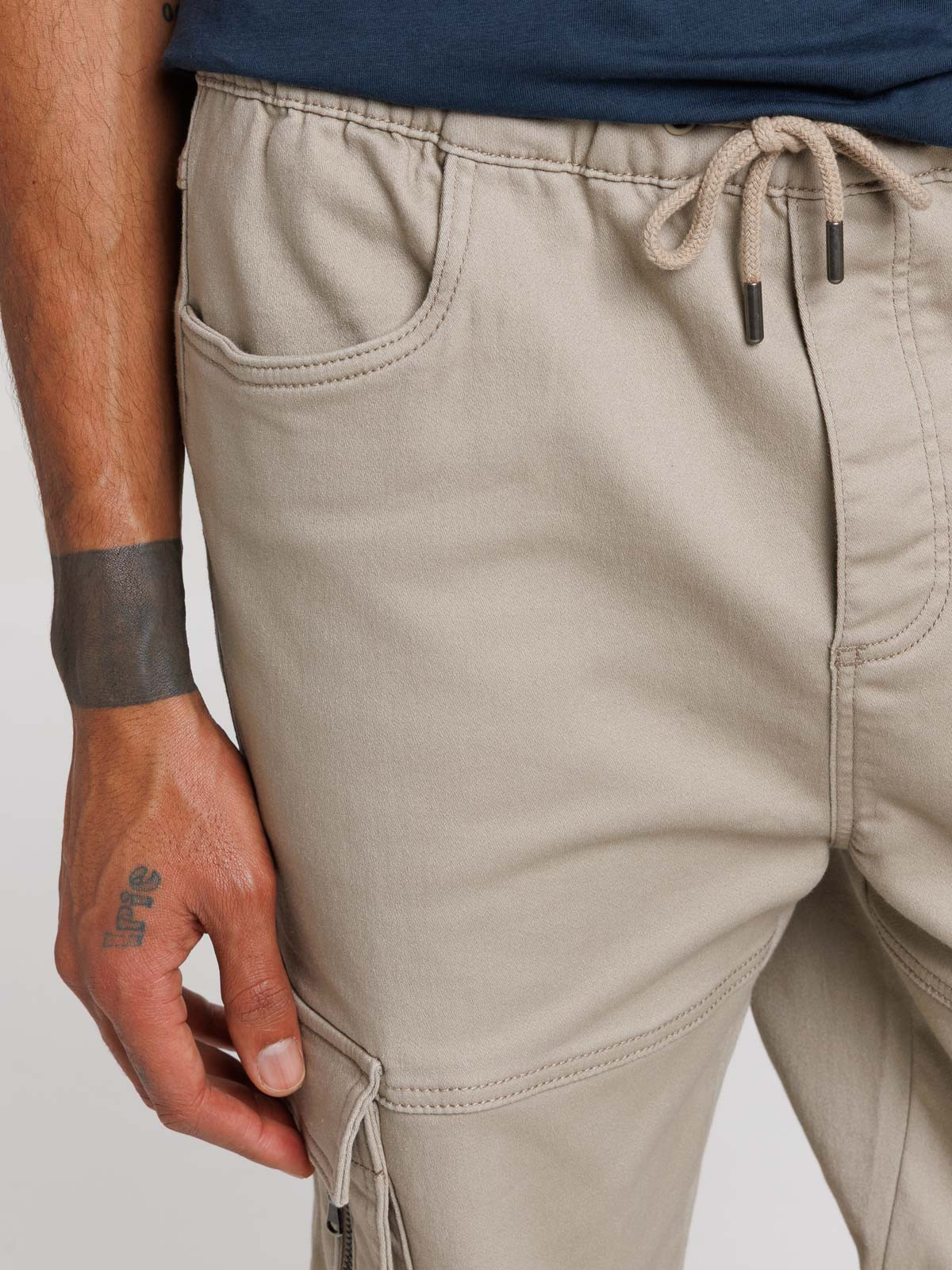 Pantalon cargo coloris taupe grisé homme