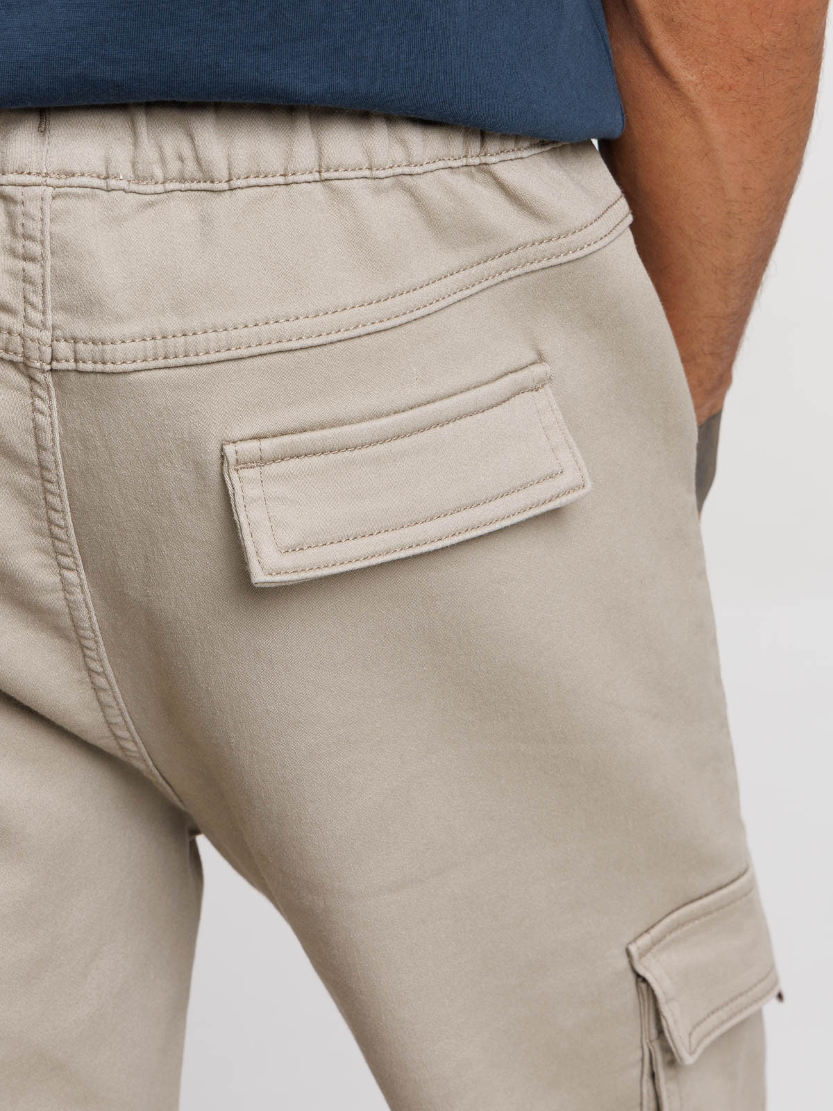 Pantalon cargo coloris taupe grisé homme