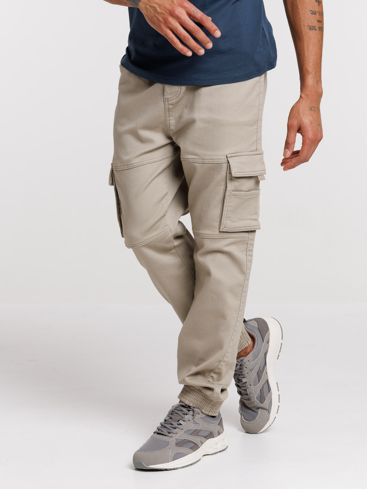 Pantalon cargo coloris taupe grisé homme