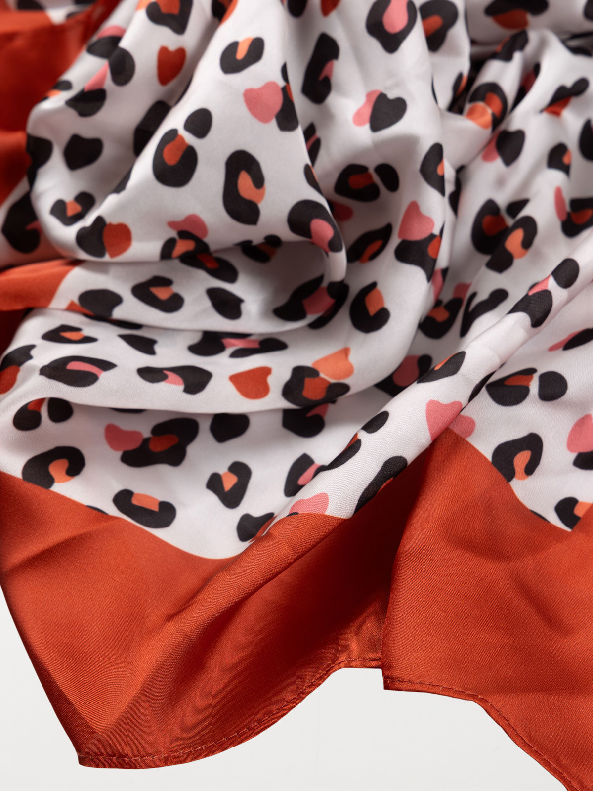 Foulard satiné léopard femme