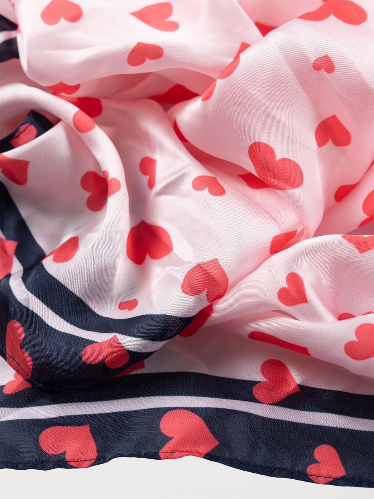 Foulard satiné coeurs rouges femme