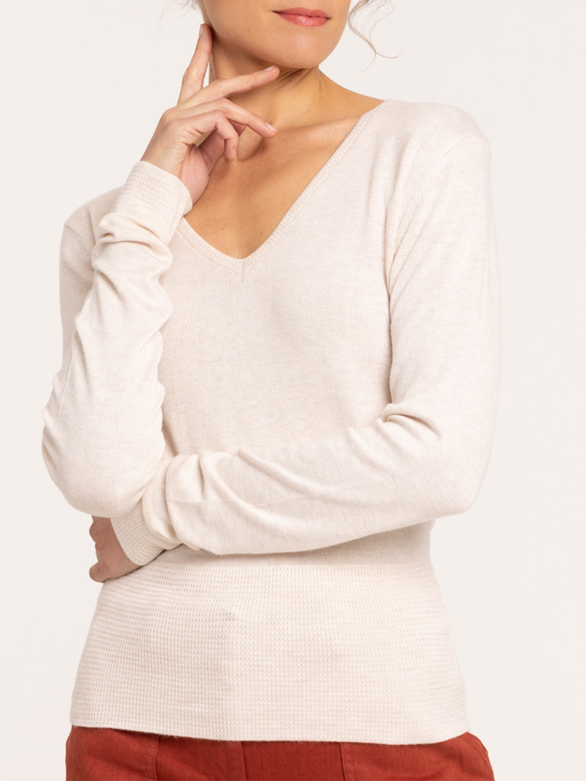 Pull fin col V crème grisée femme