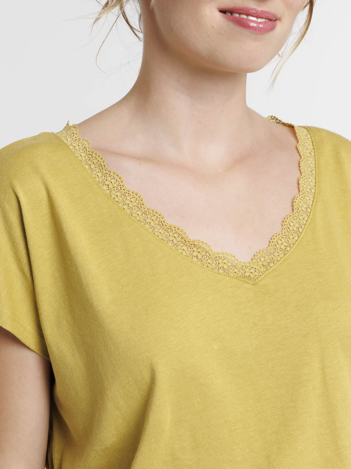 Tee-shirt col V dentelle olivette femme