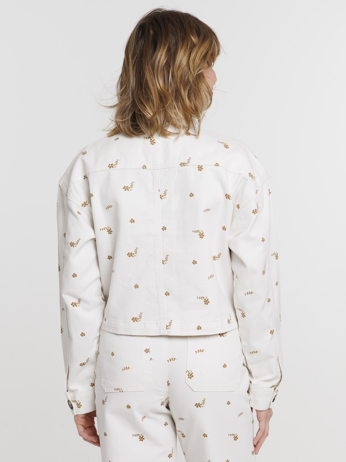 Veste courte écru à motif femme Veste courte écru à motif femme
