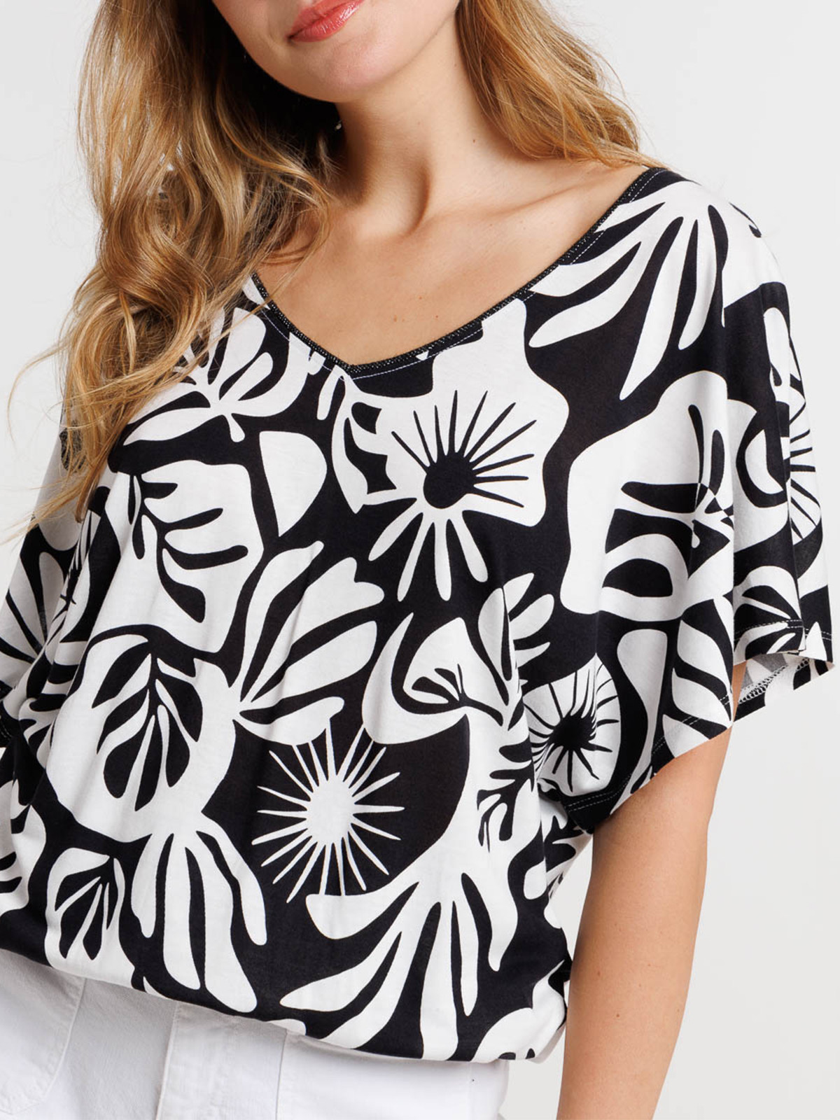 T-shirt motif végétal col V femme