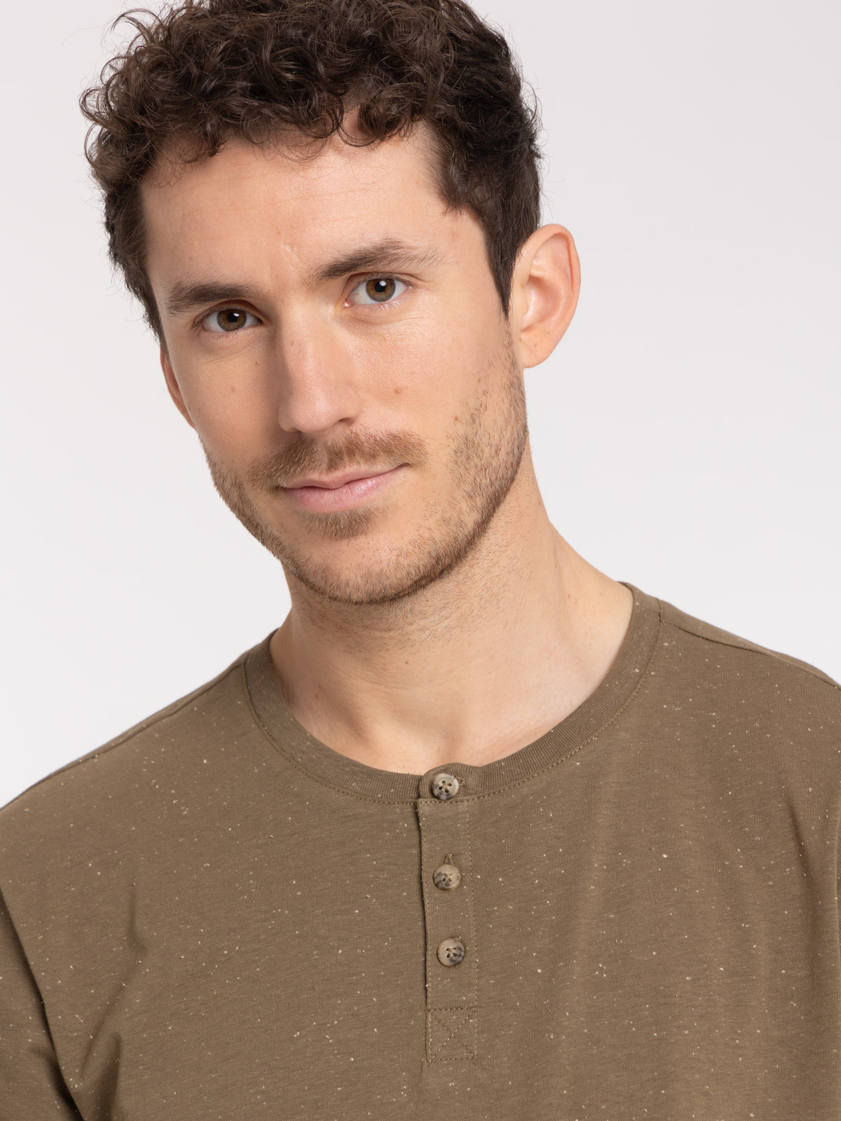 T-shirt boutonné col rond homme