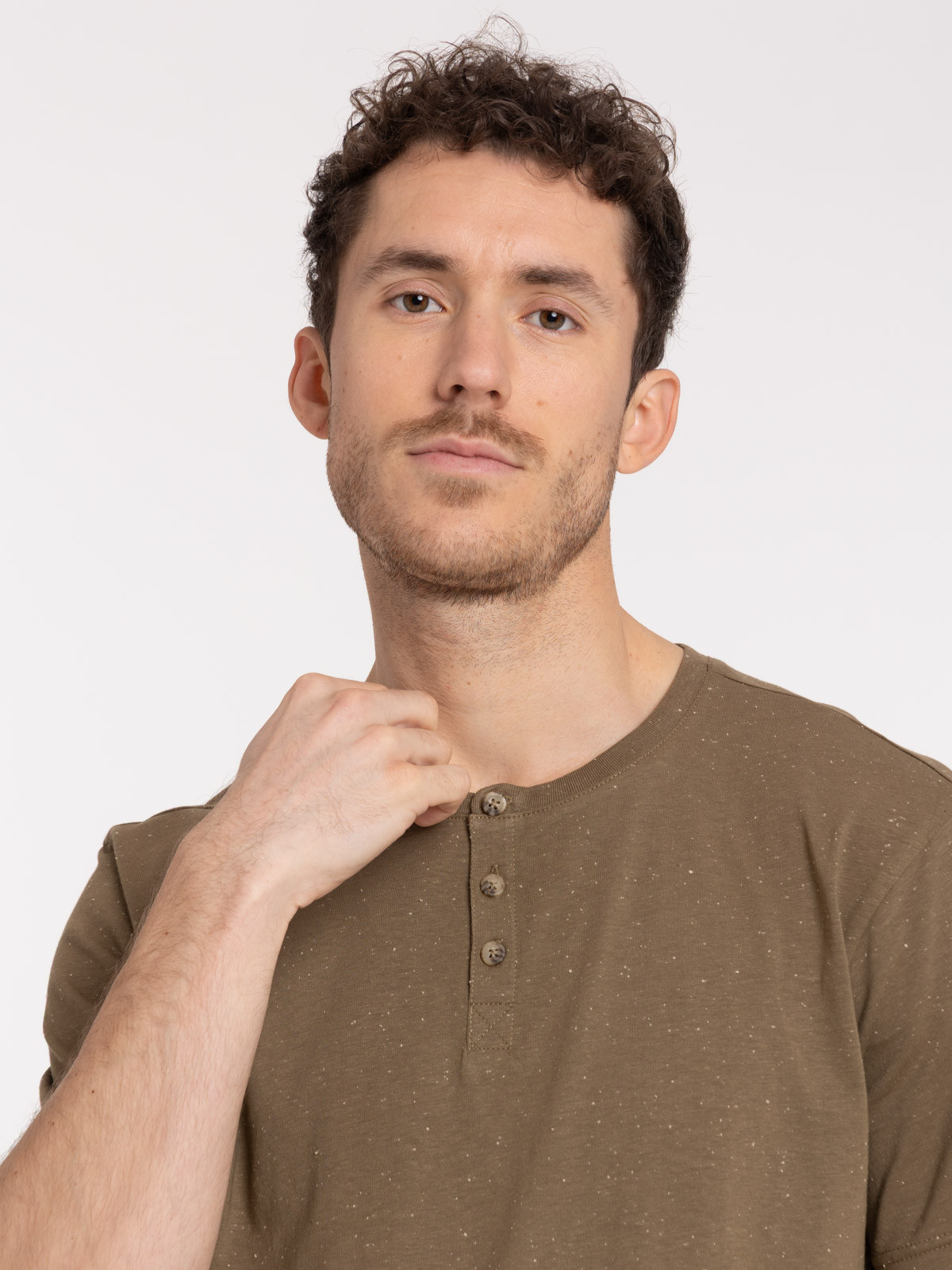 T-shirt boutonné col rond homme