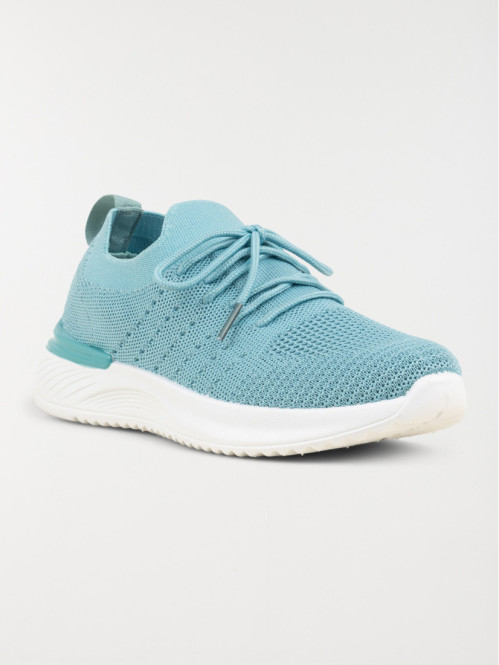 Baskets de sport bleues...