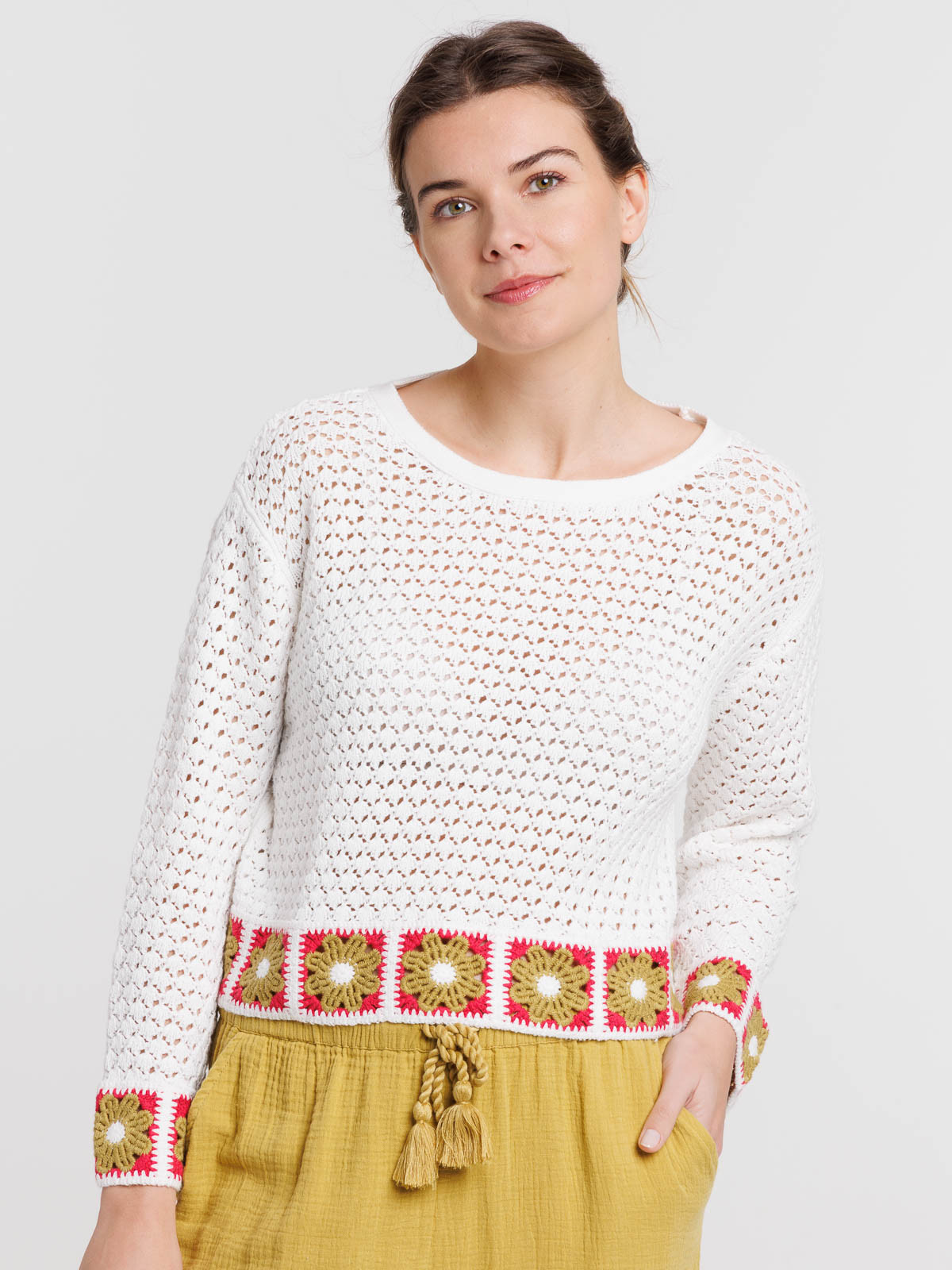 Pull crochet motifs colorés femme