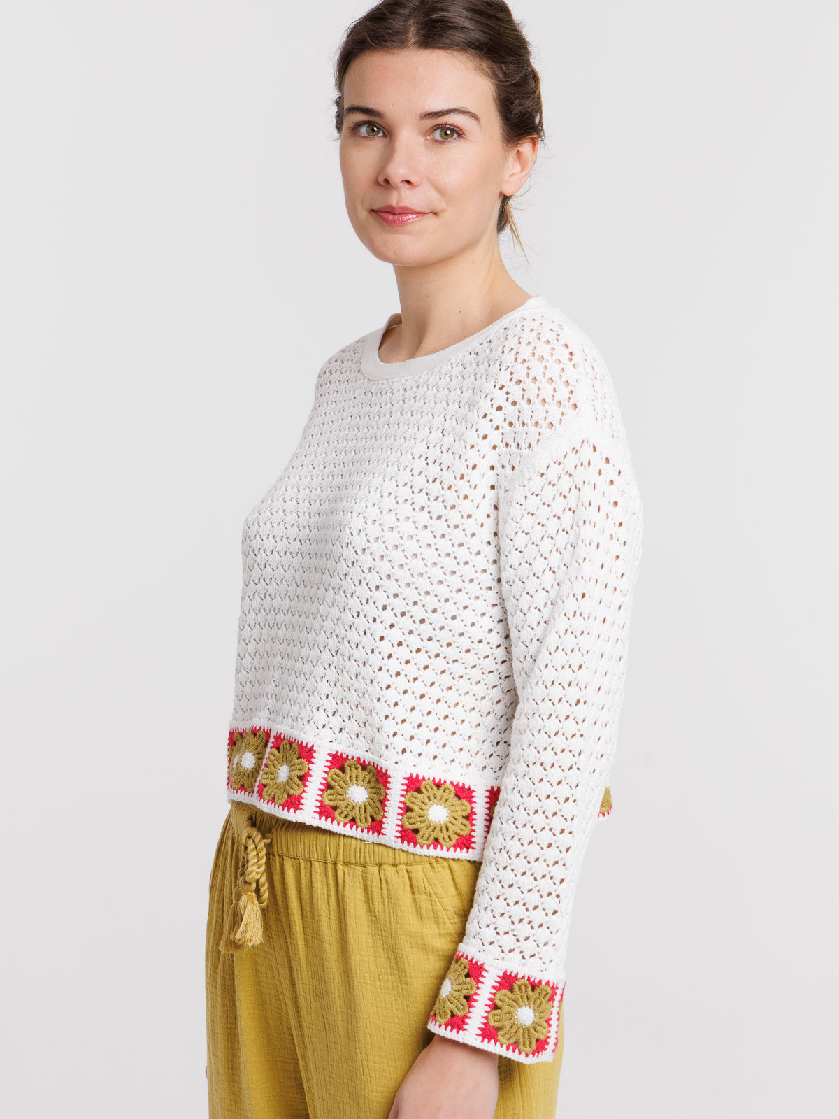 Pull crochet motifs colorés femme