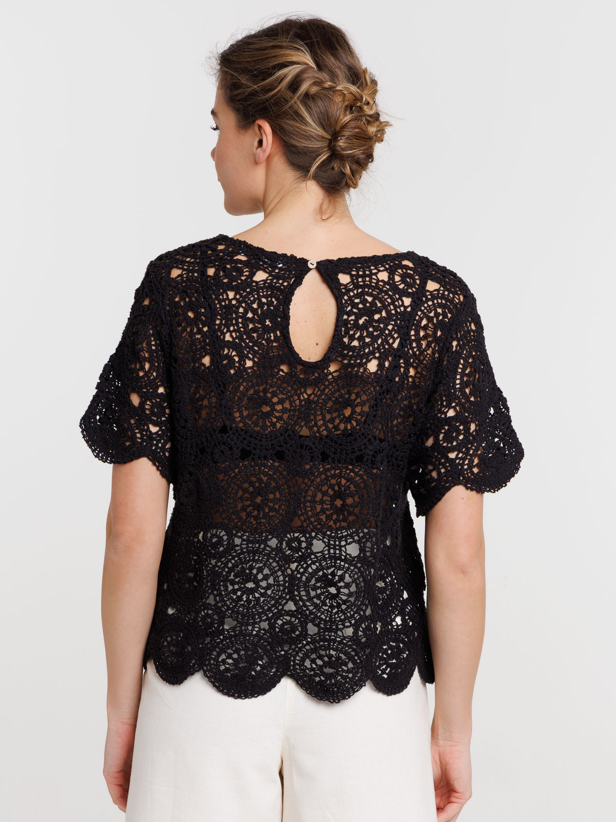 Blouse noire en crochet femme