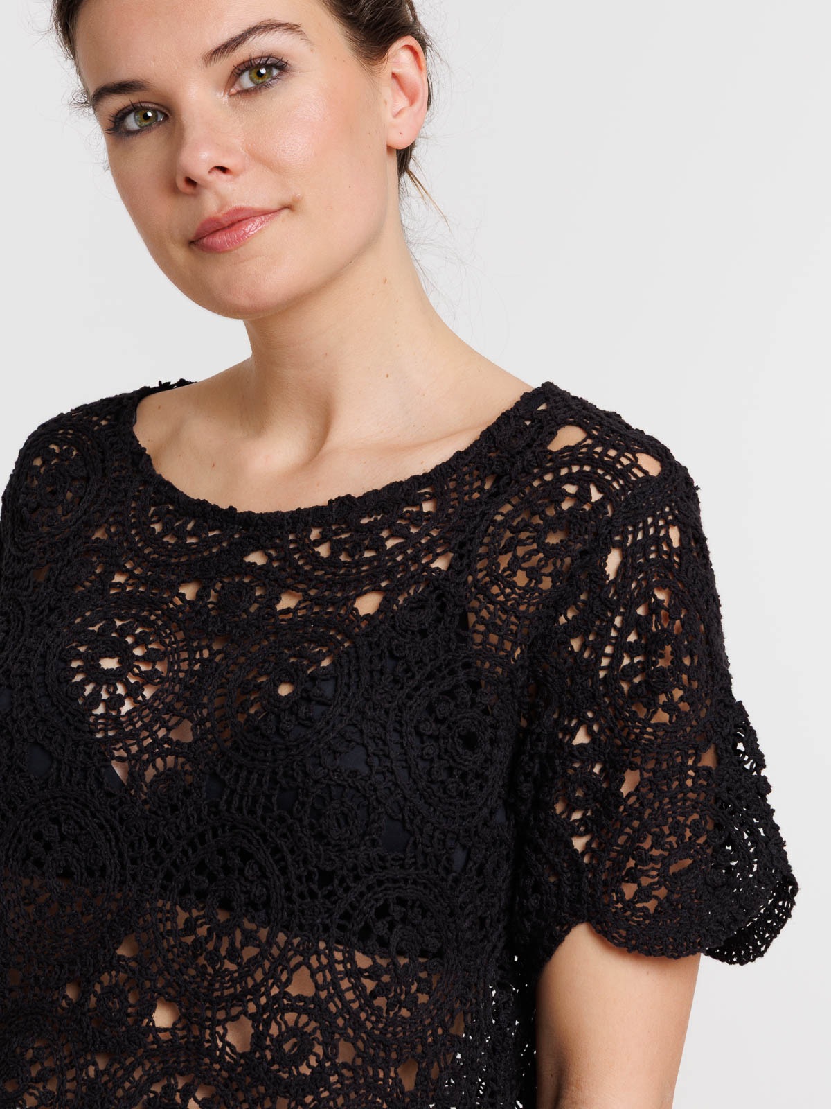 Blouse noire en crochet femme
