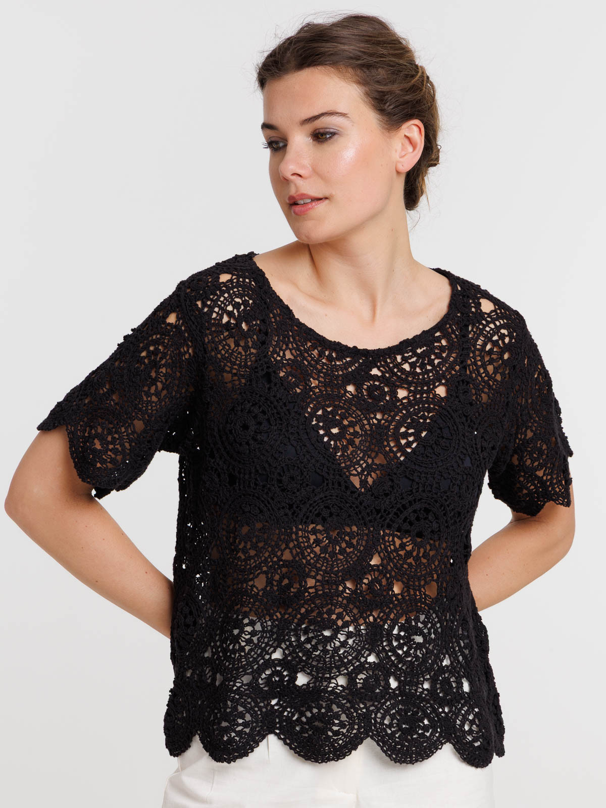 Blouse noire en crochet femme