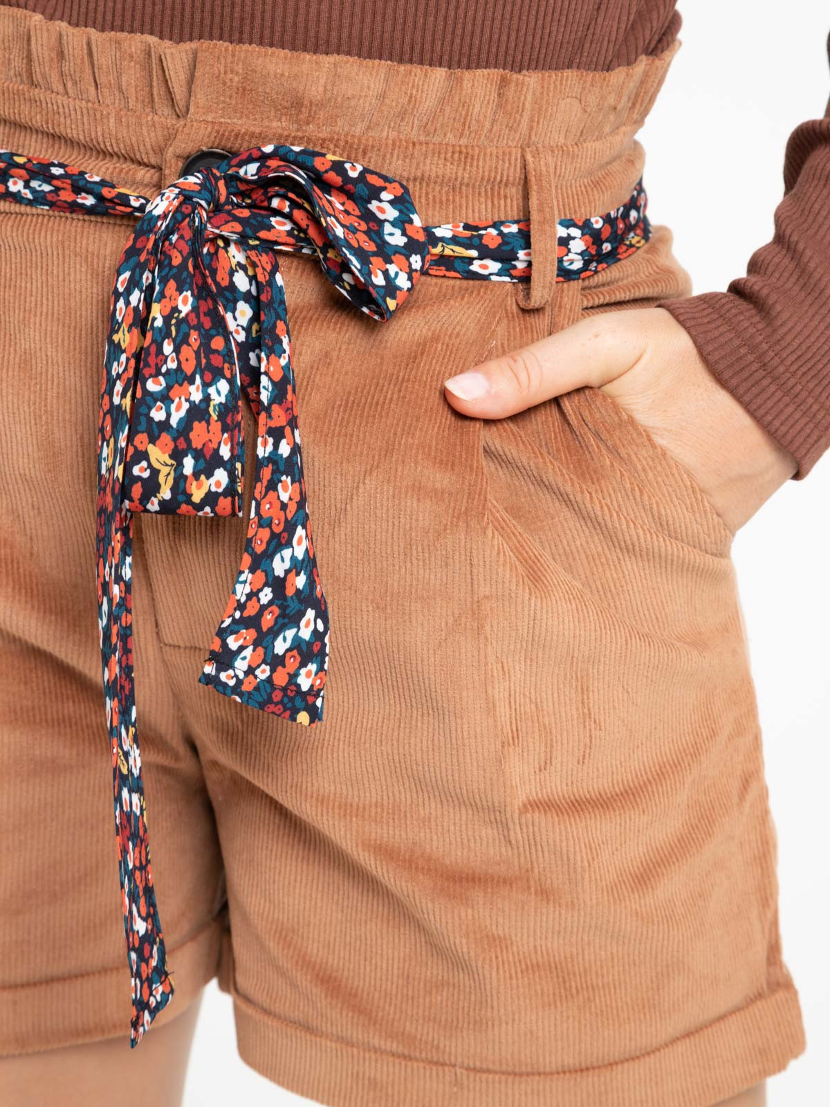 Short velours ceinture fleurie femme